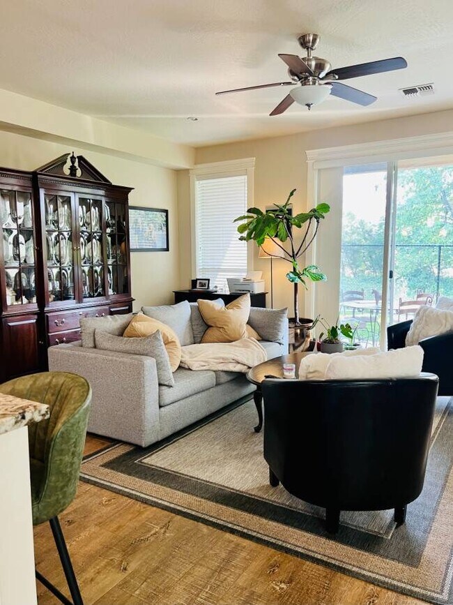 Foto del edificio - 3818 Creek View Dr
