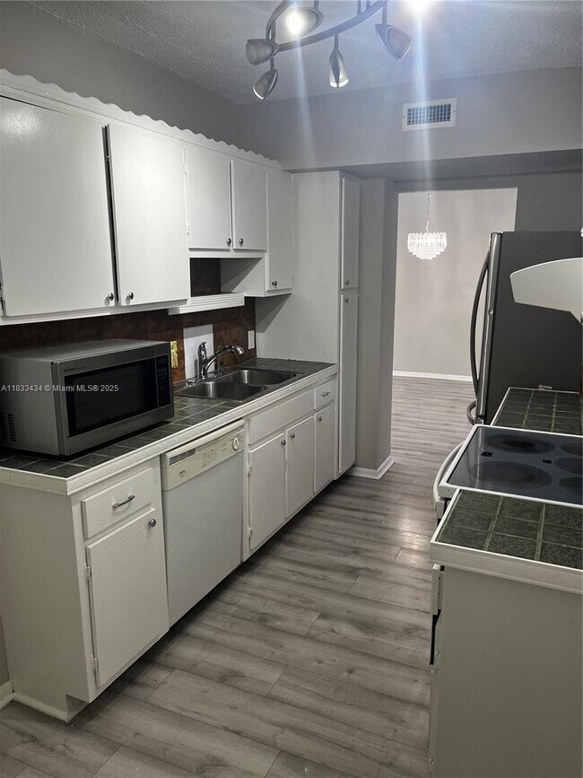 Foto del edificio - 4200 Hillcrest Dr