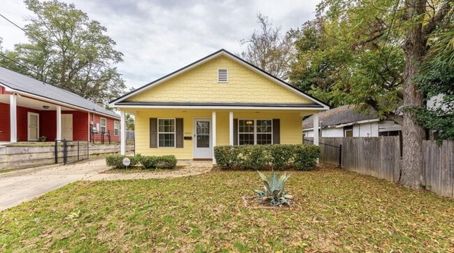 Building Photo - 3BR/2BA — Fenced Yard, Gated Parking, Lawn & Pest Included | Available 7/27