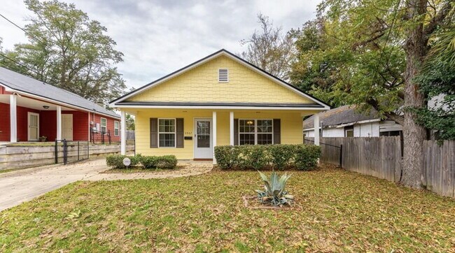 Foto del edificio - 3BR/2BA — Fenced Yard, Gated Parking, Lawn & Pest Included | Available 7/27