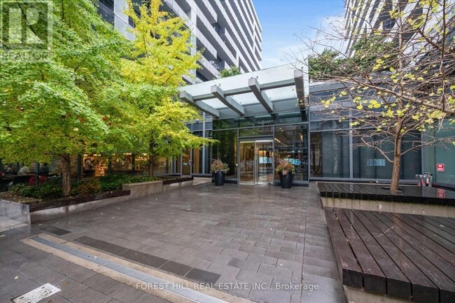 Photo du bâtiment - 1030 King St W