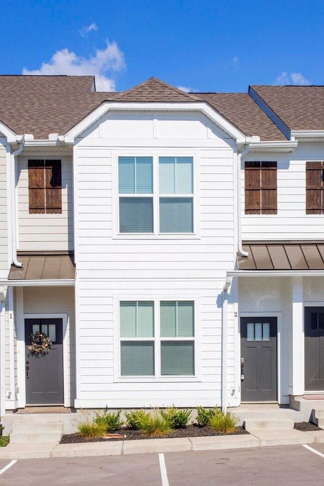 Building Photo - 3 Bed/3 Full Baths! Newer Townhome