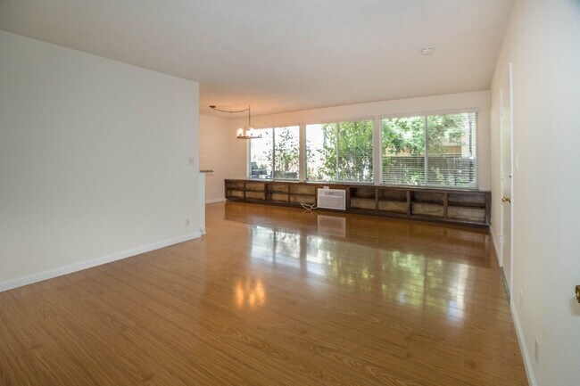 Foto del edificio - 8207 De Longpre Ave