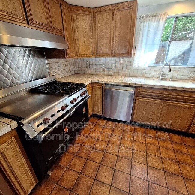 Building Photo - 825 Bodega Ave