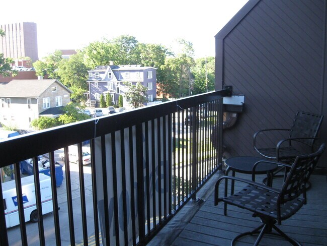 Balcones privados - 555 S Forest Ave