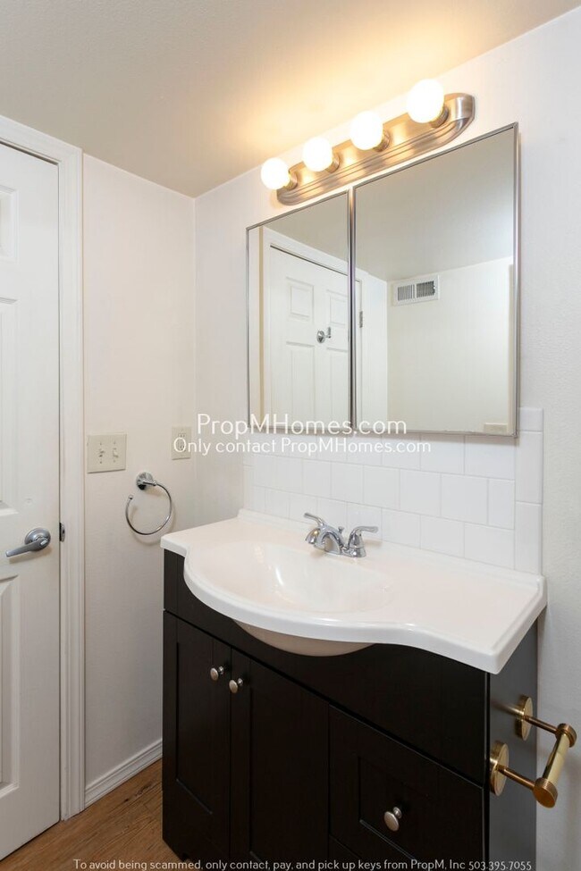 Foto del edificio - 5160 NE Columbia Blvd