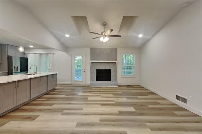 Foto del edificio - 2520 Deerfield Dr