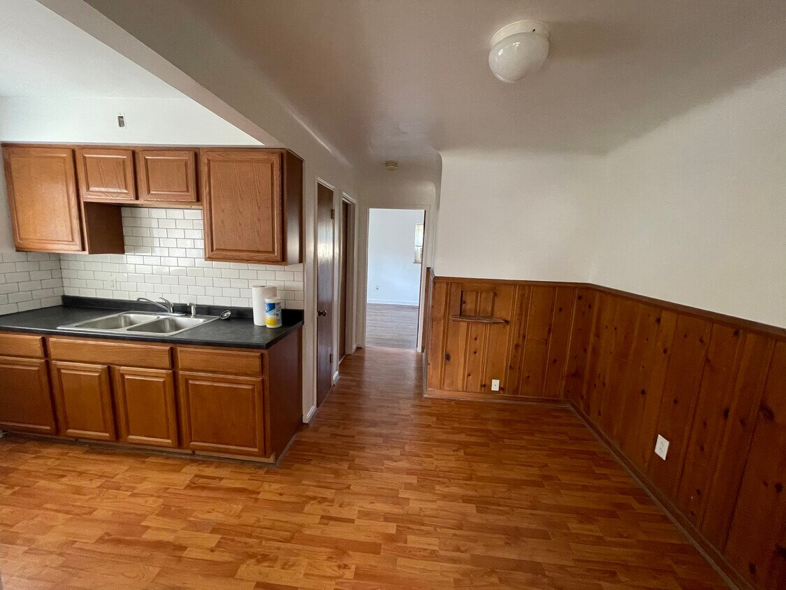 Primary Photo - 3020 Parkview Ave