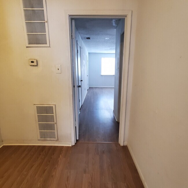 Pasillo de la planta baja - 15421 Weldon Dr