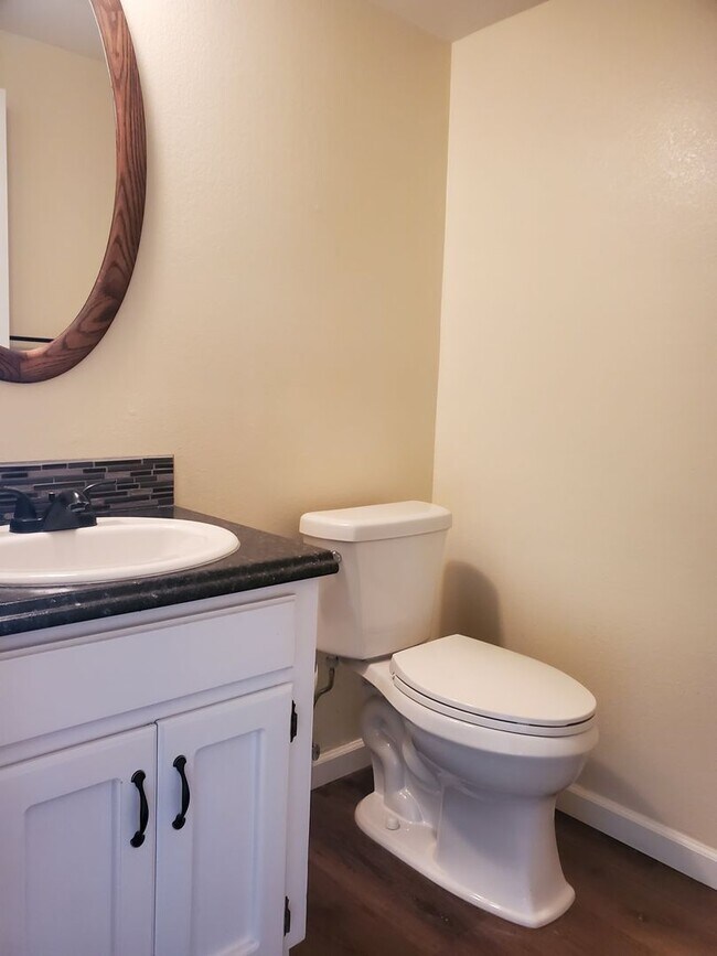 Foto del edificio - REDUCED RENT AND FREE MONTH OF RENT! South Salem Condo w/ Remodeled Kitchen, A/C & W/S/G Included!