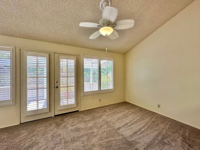 Building Photo - 3 Bedroom Townhome In the Beautiful Smoke ...