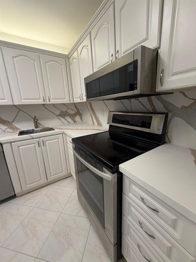 Foto del edificio - 9273 Collins Ave