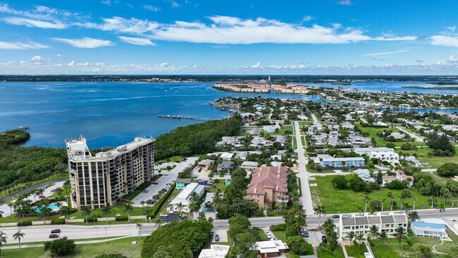Building Photo - 1 BEDROOM, 1 BATH FULLY FURNISHED CONDO 1 ...