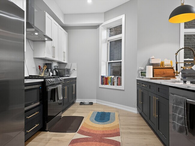 Foto del edificio - 2451 N Albany Ave