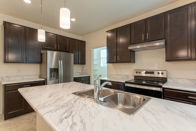 Foto del edificio - New 4 bedroom 2.5 bath