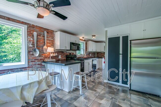 Foto del edificio - 928 Crescent Hill Rd
