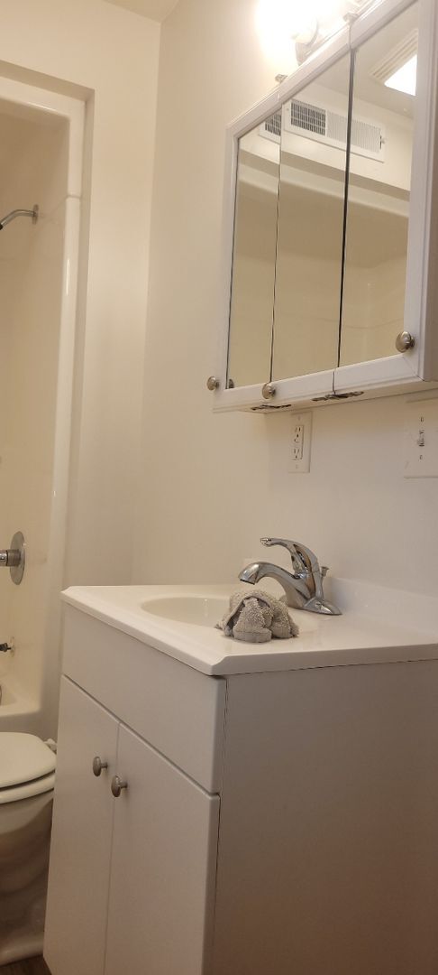 Building Photo - 1 Bedroom Efficiency on Wawasee - Year Round Rental!