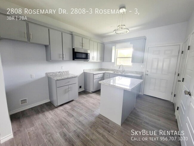 Foto del edificio - 2808 Rosemary Dr
