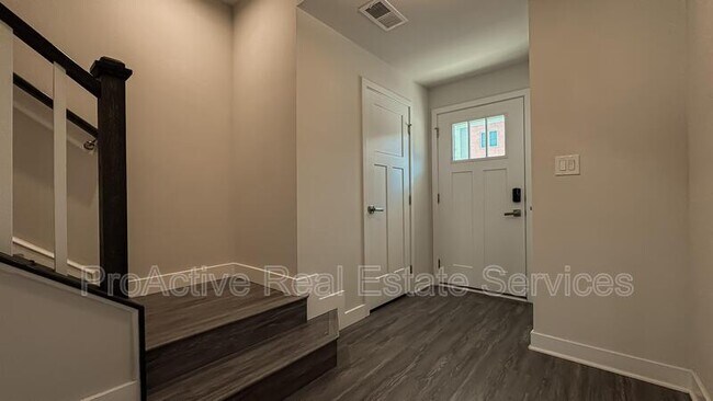 Building Photo - 561 Westport St