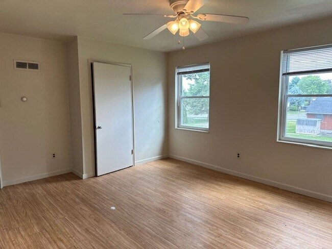 Building Photo - 2nd Floor 2 Bed 1 Bath Apt Located On N 2n...