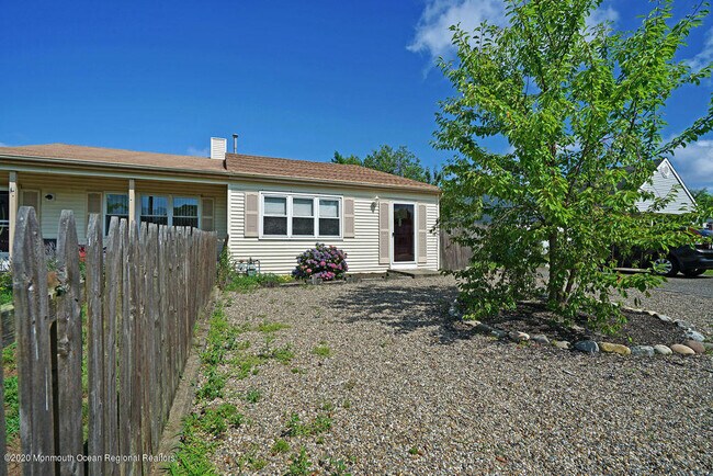 Building Photo - 571 Constable Pl