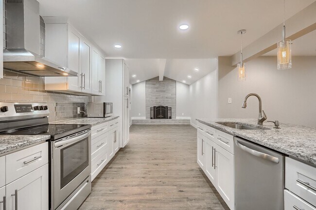 Building Photo - Remodeled Single-Family Home Near Cherry C...