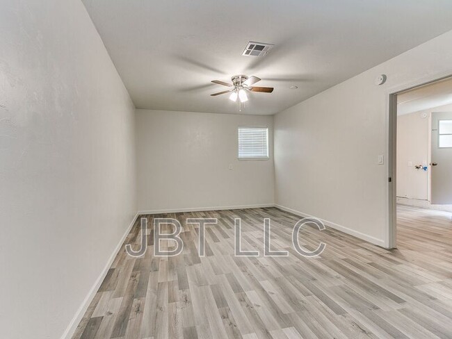 Building Photo - 4416 Meadowoak Dr