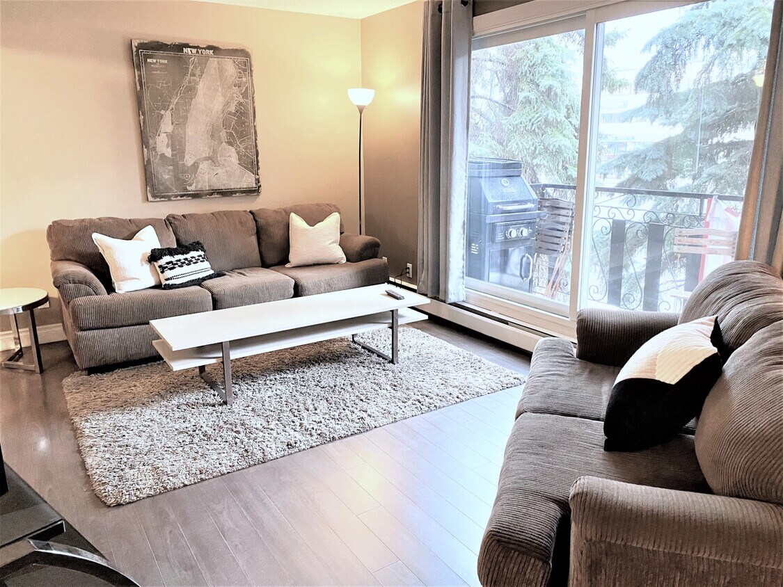 Photo principale - 7945-7945-82 82 Ave NW