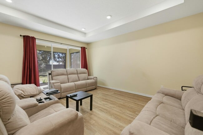 Building Photo - 6137 SW 70th Ave