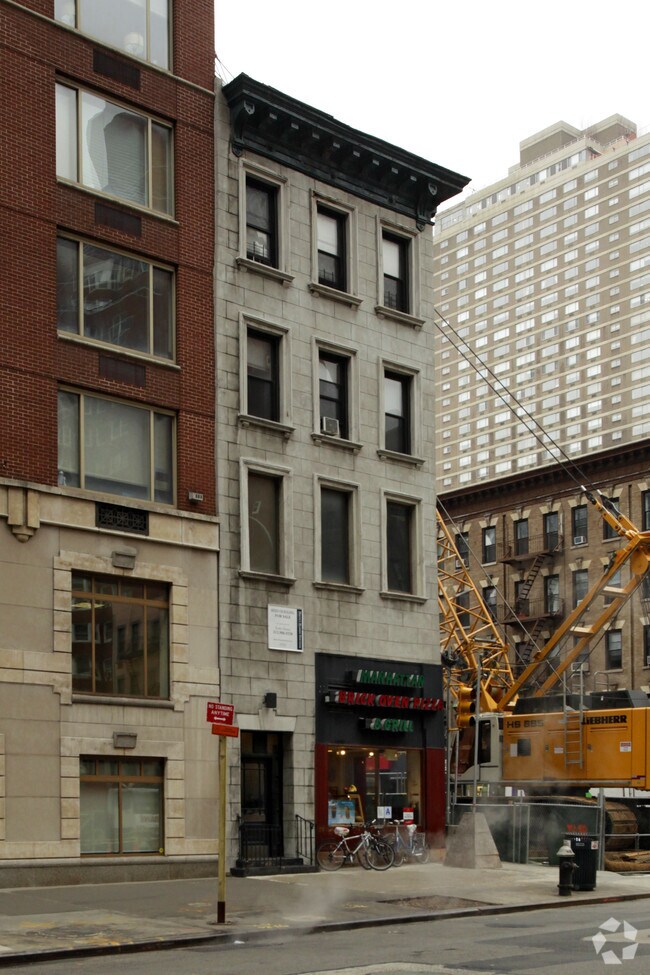 Building Photo - 300 E 72nd St