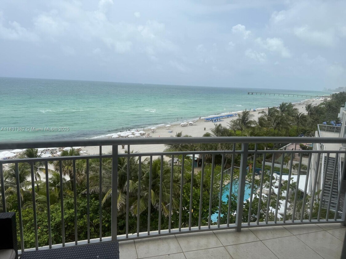 Foto principal - 17375 Collins Ave