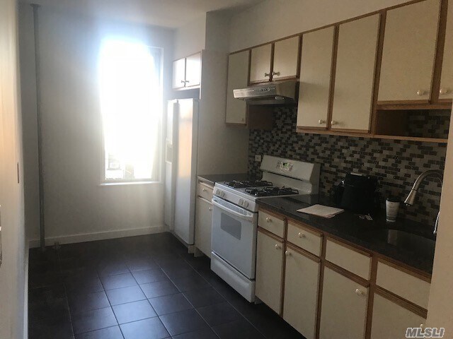 Foto del edificio - 74-46 62nd St