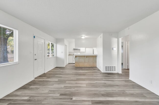 Foto del edificio - REDUCED!!!