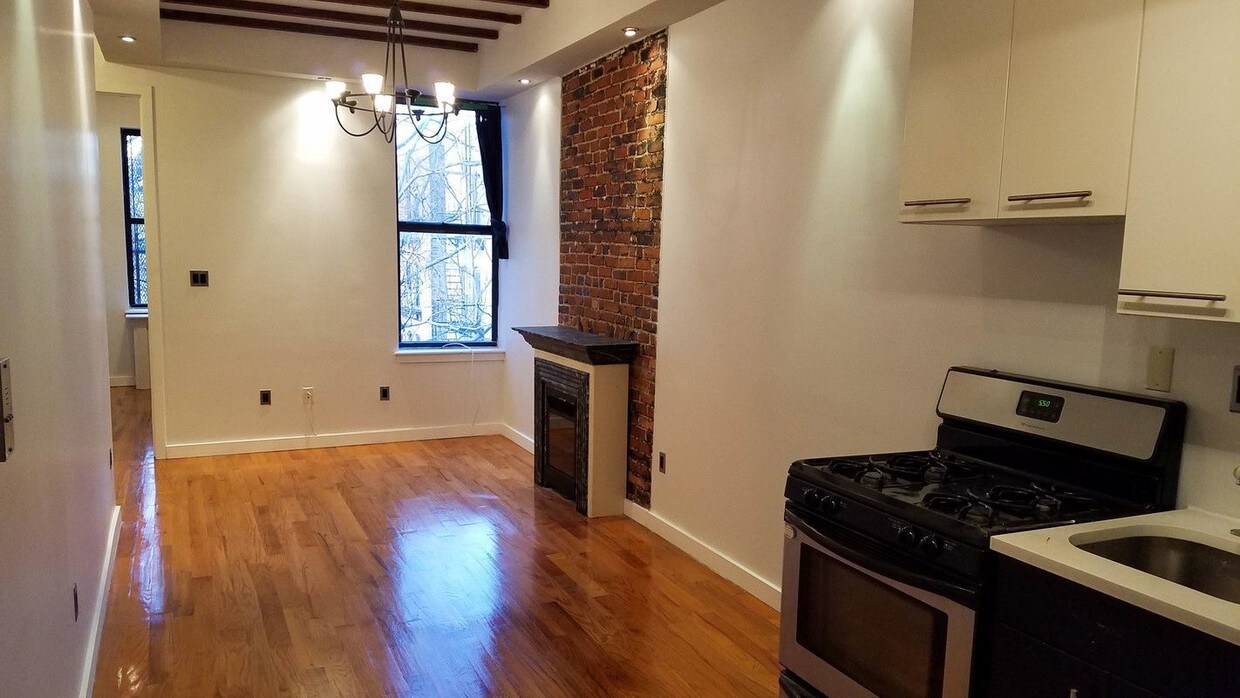 Primary Photo - 913 St Johns Pl