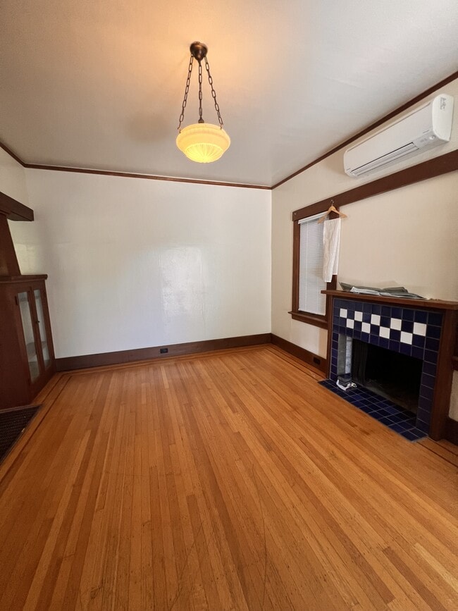 Building Photo - 347 10th St