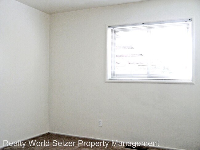 Building Photo - 3 br, 1 bath House - 585 Stella Dr.