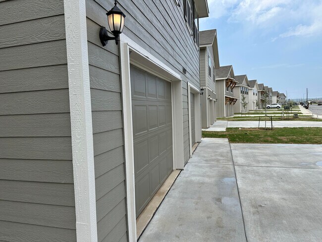 Building Photo - 7423 Gramercy Way