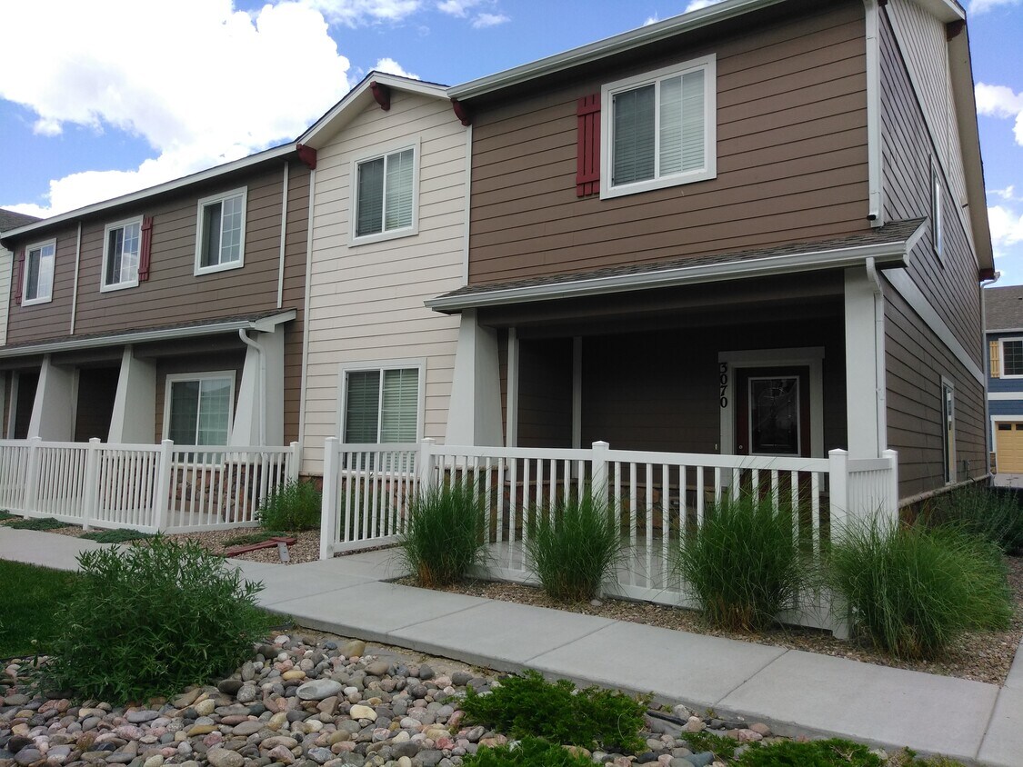 Spacious end unit - 3070 Harpy Grove