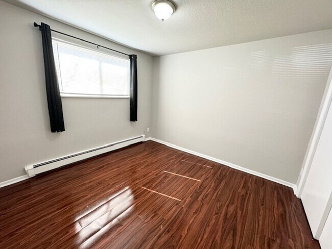 Building Photo - Two bedroom in a well kept building / amaz...