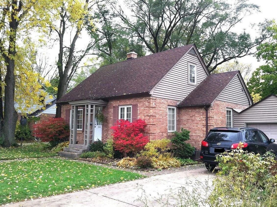 Sunset Village Brick Home - 306 N Blackhawk Ave