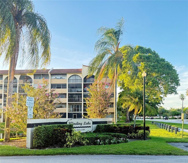 Foto del edificio - 10016 Winding Lake Rd