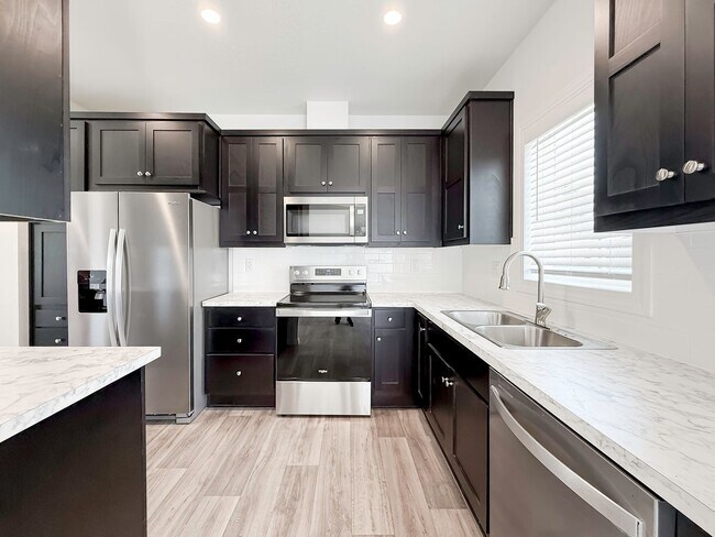 Foto del edificio - ~ AVAILABLE NOW ~ DUPLEX (RIGHT)