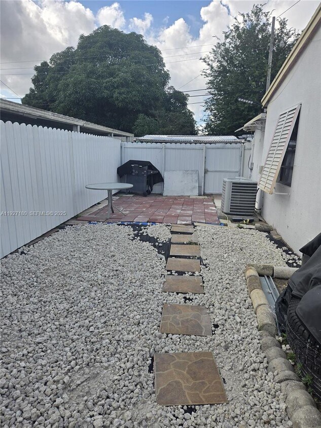 Foto principal - 16240 NW 18th Ave