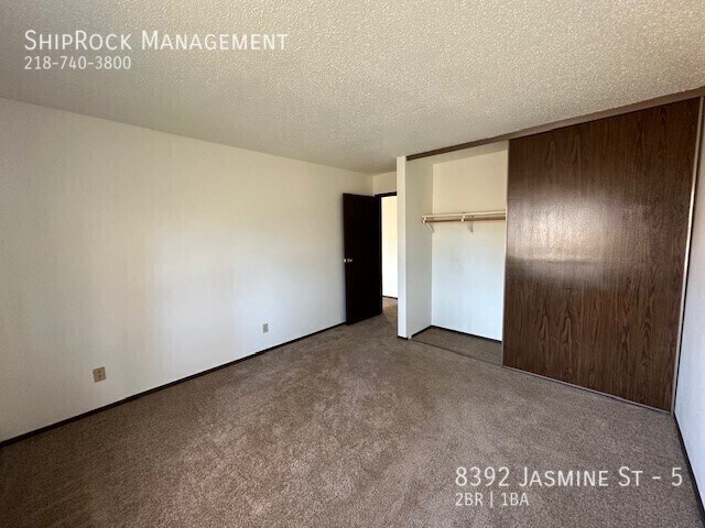 Foto del edificio - Meadowbrook 8392-5