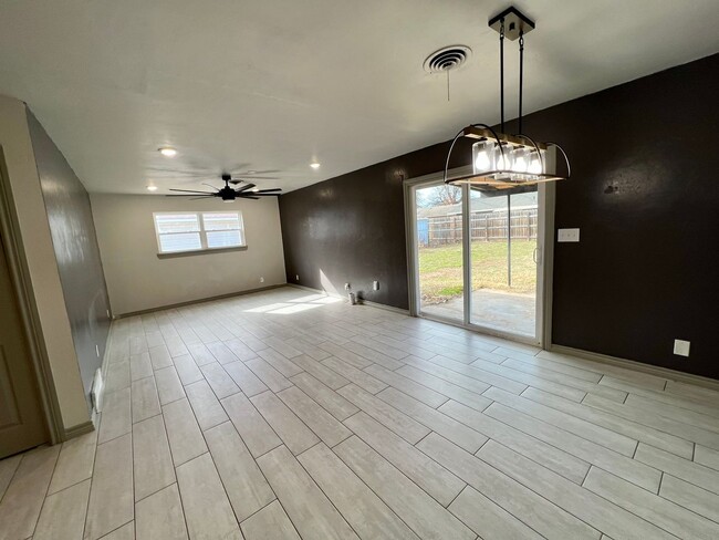 Foto del edificio - Updated home coming soon!!