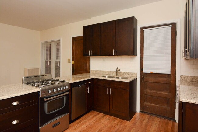 Building Photo - 1622 W Roscoe St