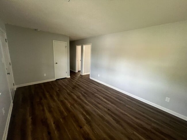 Building Photo - 605 Blaine Dr SW