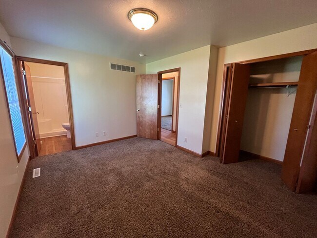 Foto del edificio - 3-Bedroom Duplex Available in Goshen