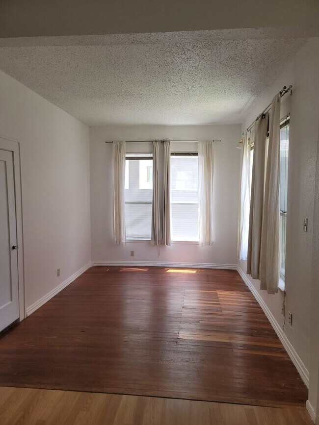 Foto del edificio - Clarksville Studio - Original Wood Floors - Million Dollar Neighborhood - $1100