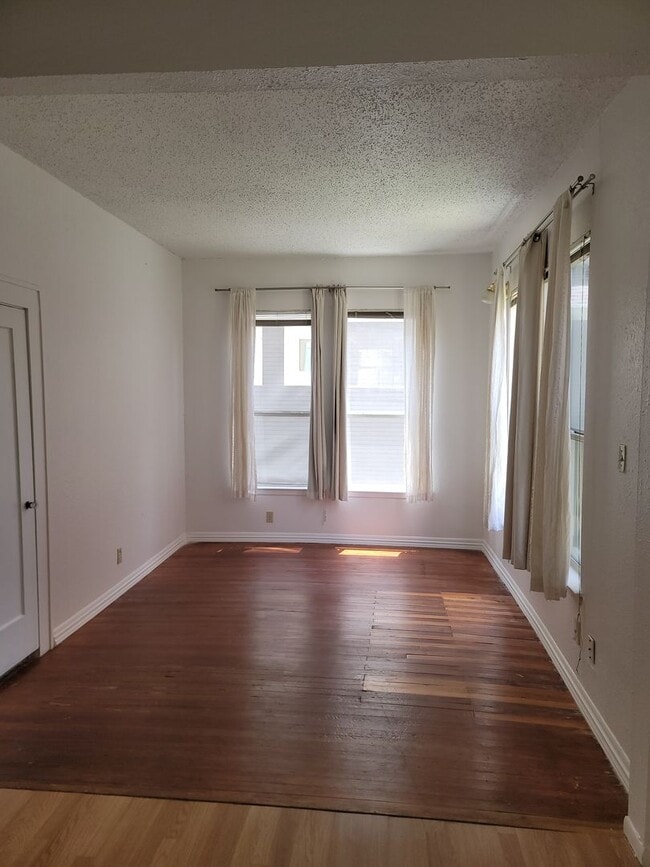 Building Photo - Clarksville Studio - Original Wood Floors - Million Dollar Neighborhood - $1100
